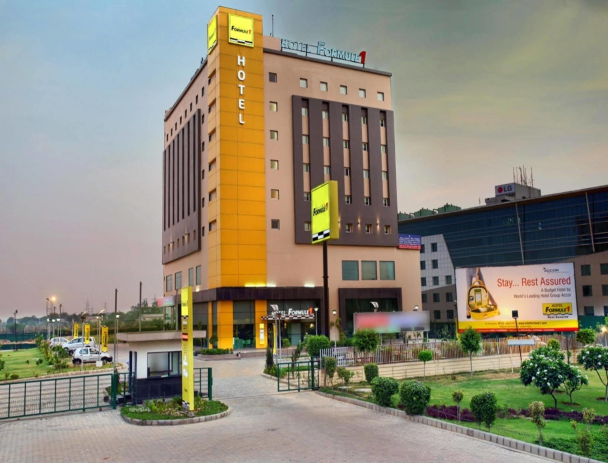 Hotel Caspia Pro גרייטר נוידה מראה חיצוני תמונה