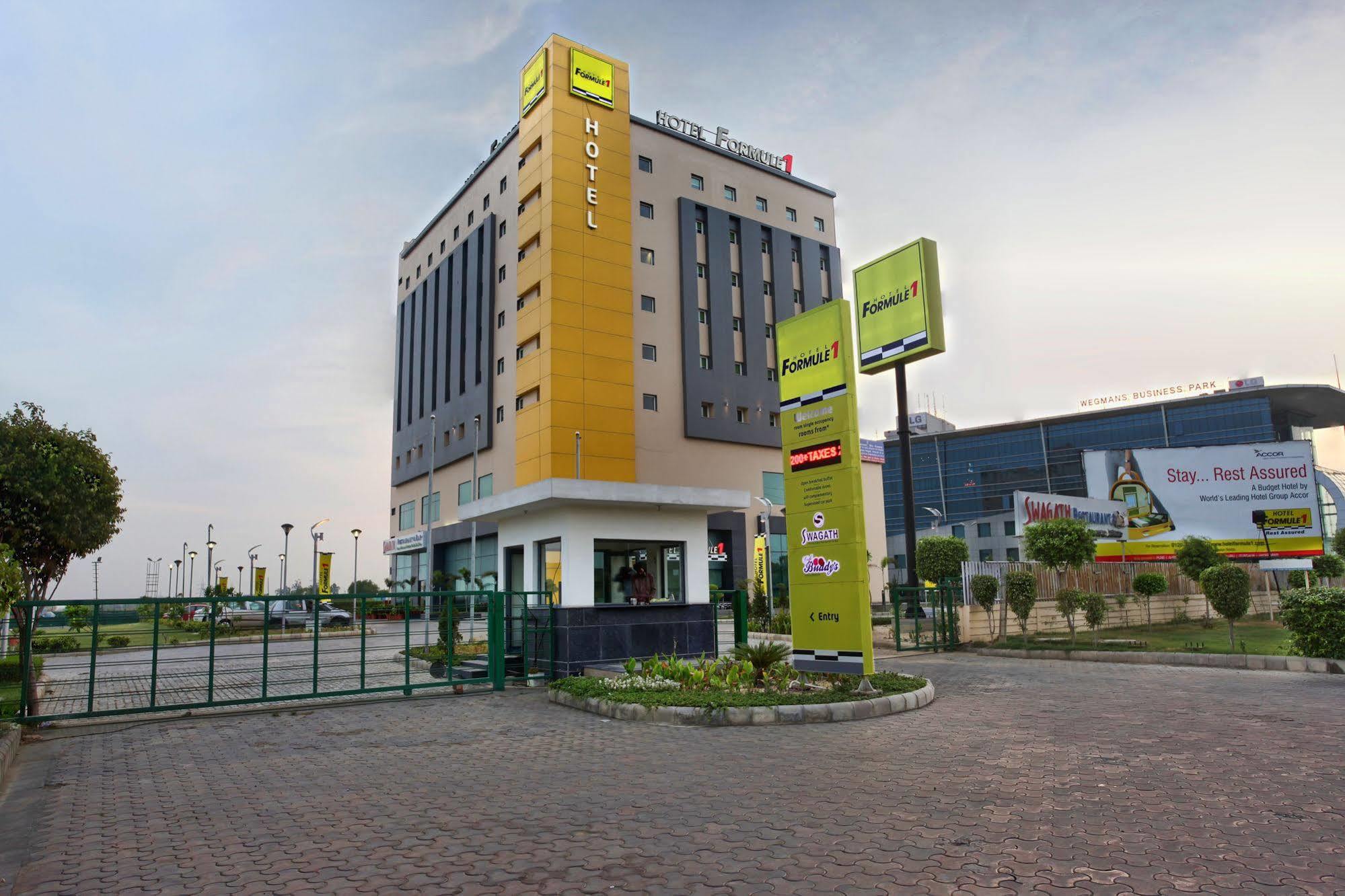 Hotel Caspia Pro גרייטר נוידה מראה חיצוני תמונה