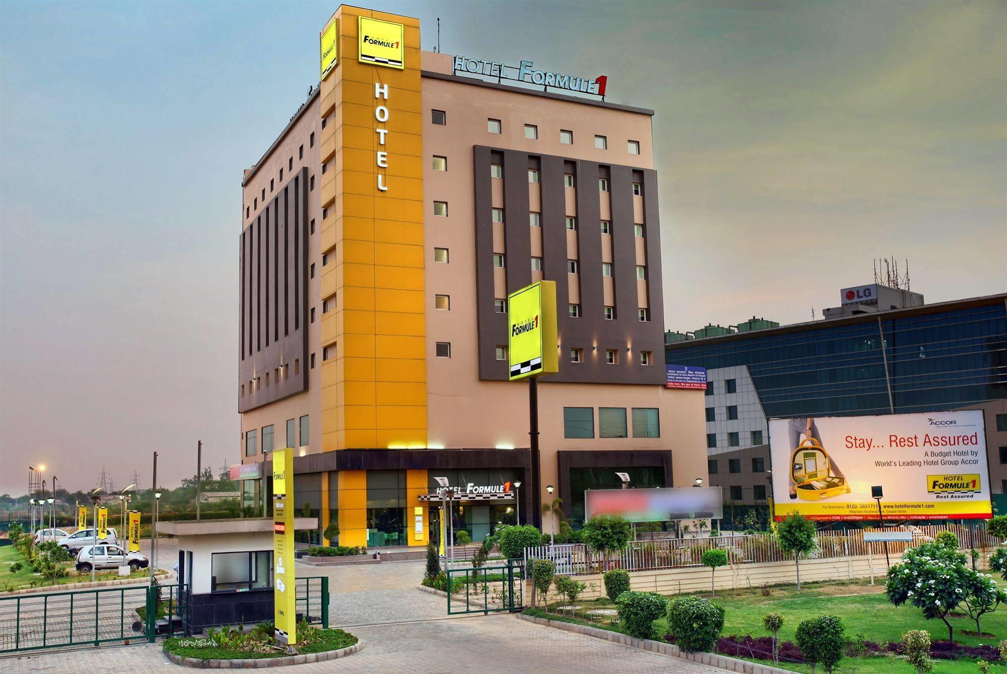 Hotel Caspia Pro גרייטר נוידה מראה חיצוני תמונה
